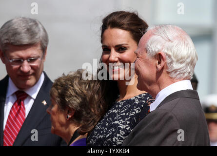 Mentre la sua altezza, William, il Duca di Cambridge ispeziona la guardia d'onore, sua moglie Kate, la Duchessa di Cambridge gode di incontro il Primo Ministro Stephen Harper (sinistra), Governatore Generale David Johnston e sua moglie Sharon (seconda a sinistra) a Rideau Hall di Ottawa il 30 giugno 2011. La coppia reale risiederà nel Rideau Hall per le prime due notti del loro nove giorni di tour del Canada. (UPI foto/Grazia Chiu) Foto Stock