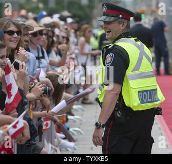 Grandi folle raccogliere ore avanti per attendere l'arrivo del principe William e sua moglie Kate il Duca e la Duchessa di Cambridge per il loro primo impegno ufficiale sulla loro Royal tour del Canada presso il National War Memorial e la tomba del Milite Ignoto in Ottawa, Ontario, Giugno 30, 2011. UPI/Heinz Ruckemann Foto Stock