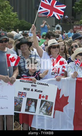 Grandi folle raccogliere ore avanti per attendere l'arrivo del principe William e sua moglie Kate il Duca e la Duchessa di Cambridge per il loro primo impegno ufficiale sulla loro Royal tour del Canada presso il National War Memorial e la tomba del Milite Ignoto in Ottawa, Ontario, Giugno 30, 2011. UPI/Heinz Ruckemann Foto Stock