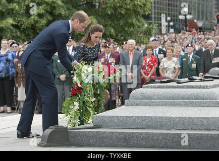 Una grande folla guarda il principe William e sua moglie Kate, il Duca e la Duchessa di Cambridge, collocare una corona di fiori alla base della tomba del Milite Ignoto durante il loro primo impegno ufficiale sulla loro Royal tour del Canada presso il National War Memorial a Ottawa, Ontario, Giugno 30, 2011. UPI/Heinz Ruckemann Foto Stock