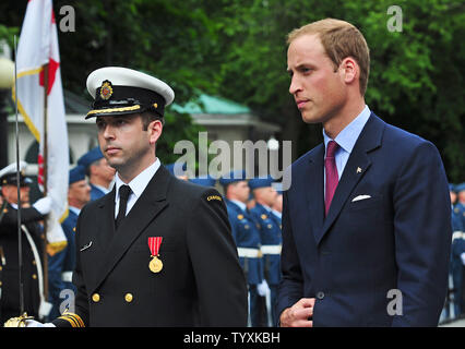 Accompagnato dal comandante della guardia AndrŽ Savard (L), la Gran Bretagna è il principe William ispeziona la guardia canadese di onore come lui e la sua moglie Kate arriva a Rideau Hall per l'inizio della loro nove giorni di Royal Tour del Canada di Ottawa in Canada il 30 giugno 2011. Il tour è il loro primo viaggio ufficiale all'estero come una coppia reale. UPI/Christine masticare Foto Stock