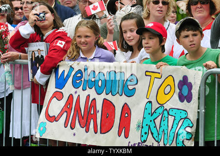 I fan attendono l arrivo del principe William e sua moglie Kate a Rideau Hall come il giovane comincia la loro nove giorni di Royal Tour del Canada di Ottawa in Canada il 30 giugno 2011. UPI/Christine masticare Foto Stock