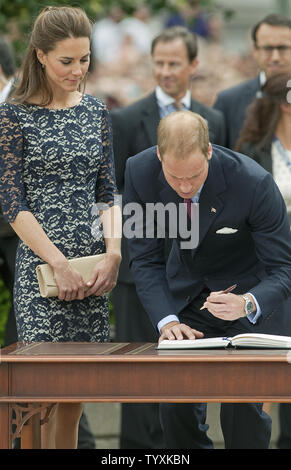 Il principe William e sua moglie Kate, il Duca e la Duchessa di Cambridge, segno della Veterans Affairs Libro visitatori dopo che arrivano dall'aeroporto per il loro primo impegno ufficiale sulla loro Royal tour del Canada presso il National War Memorial e la tomba del Milite Ignoto in Ottawa, Ontario, Giugno 30, 2011. UPI/Heinz Ruckemann Foto Stock