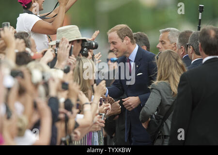 Il principe William Duca di Cambridge, saluta il pubblico dopo che arrivano con la moglie dal aeroporto per il loro primo impegno ufficiale sulla loro Royal tour del Canada presso il National War Memorial e la tomba del Milite Ignoto in Ottawa, Ontario, Giugno 30, 2011. UPI/Heinz Ruckemann Foto Stock