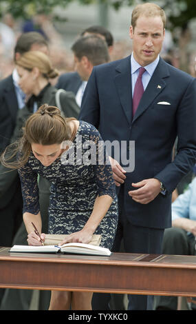 Il principe William e sua moglie Kate, il Duca e la Duchessa di Cambridge, segno della Veterans Affairs Libro visitatori dopo che arrivano dall'aeroporto per il loro primo impegno ufficiale sulla loro Royal tour del Canada presso il National War Memorial e la tomba del Milite Ignoto in Ottawa, Ontario, Giugno 30, 2011. UPI/Heinz Ruckemann Foto Stock