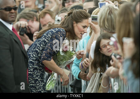 Il principe William la moglie Kate, la Duchessa di Cambridge, saluta il pubblico dopo che arrivano con il marito dall'aeroporto per il loro primo impegno ufficiale sulla loro Royal tour del Canada presso il National War Memorial e la tomba del Milite Ignoto in Ottawa, Ontario, Giugno 30, 2011. UPI/Heinz Ruckemann Foto Stock