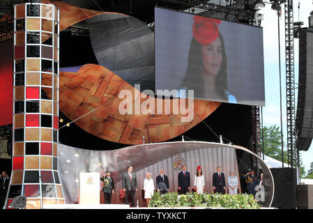 Le Loro Altezze Reali il principe William e Catherine, il Duca e la Duchessa di Cambridge celebrare la Giornata del Canada sulla Collina del Parlamento a Ottawa il 1 luglio 2011. Di entrare a far parte del Patrimonio Canadese Ministro James Moore, moglie del governatore generale Sharon Johnston, Governatore Generale David Johnston, il Primo Ministro Stephen Harper e la moglie Magno nel canto del Canada è l inno nazionale, "O Canada". (UPI foto/Grazia Chiu) Foto Stock