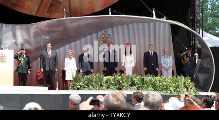 Le Loro Altezze Reali il principe William e Catherine, il Duca e la Duchessa di Cambridge celebrare la Giornata del Canada sulla Collina del Parlamento a Ottawa il 1 luglio 2011. Cantano "Dio salvi la regina' con (L-R) Ministro del Patrimonio James Moore, moglie del governatore generale Sharon Johnston, Governatore Generale David Johnston, il Primo Ministro Stephen Harper e la moglie Magno Harper. (UPI foto/Grazia Chiu) Foto Stock