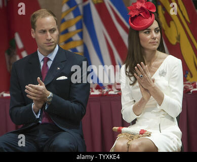 Il principe William e sua moglie Kate, il Duca e la Duchessa di Cambridge, sedersi sul palco durante il Canada cittadinanza giorno cerimonia presso il Museo Canadese della civiltà in Ottawa, Ontario, 1 luglio 2011. UPI/Heinz Ruckemann Foto Stock