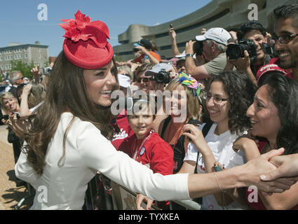 Il principe William la moglie Kate, la Duchessa di Cambridge, saluta il pubblico come si allontanino il Canada cittadinanza giorno cerimonia presso il Museo Canadese della civiltà in Ottawa, Ontario, 1 luglio 2011. UPI/Heinz Ruckemann Foto Stock