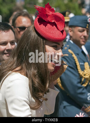 Il principe William la moglie Kate, la Duchessa di Cambridge, saluta il pubblico come ella si diparte il Canada cittadinanza giorno cerimonia presso il Museo Canadese della civiltà durante il loro tour del re in Ottawa, Ontario, 1 luglio 2011. UPI/Heinz Ruckemann Foto Stock