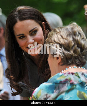 La duchessa di Cambridge Catherine, meglio noto come Kate, moglie del principe William, parla con Sharon Johnston, moglie del governatore generale del Canada, durante una piantagione di alberi cerimonia al Rideau Hall di Ottawa in Canada il 2 luglio 2011. UPI/Christine masticare Foto Stock