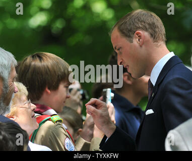 Il principe William (R) parla ai membri della folla come lui e la sua moglie Kate frequentare una piantagione di alberi cerimonia al Rideau Hall di Ottawa in Canada il 2 luglio 2011. La British Royal paio di nove giorni di tour del Canada è il loro primo ufficiale di assegnazione oltremare insieme. UPI/Christine masticare Foto Stock