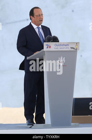 Il Presidente francese Francois Hollande dà un discorso alla spiaggia di spada in Ouistreham durante la cerimonia internazionale per commemorare il settantesimo anniversario dello sbarco in Normandia Francia il 6 giugno 2014. UPI/David Silpa Foto Stock