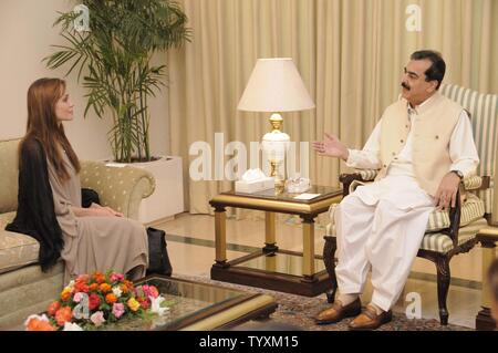 Il Pakistan il primo ministro Yusuf Raza Gilani (R) soddisfa con alto commissario delle Nazioni Unite per i Rifugiati (ACNUR) Ambasciatrice di buona volontà Angelina Jolie presso la residenza del Primo ministro di Islamabad, Pakistan il 8 settembre 2010. UPI/Hassan Ahmed Foto Stock