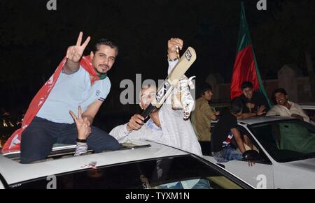 Il pakistan,RAWALPINDI : sostenitori dell ex primo ministro pakistano e testa del Pakistan Lega musulmana-N (PML-N), Nawaz Sharif, celebrare la vittoria del loro partito un giorno dopo le elezioni generali, a Rawalpindi in Pakistan il 12 maggio 2013. UPI/Sajjad Ali Qureshi Foto Stock