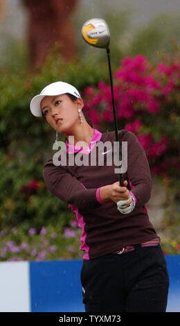 Michelle Wie guarda i drive off xv tee nel round finale di Samsung World Championship in Palm Desert, la California il 16 ottobre 2005. Wie, facendo il suo debutto professionale qui, finalmente è stato squalificato dal torneo dopo funzionari ha deciso ha preso una brutta caduta da boccole nel terzo round. Annika Sorenstam ha vinto il campionato con un 9-shot piombo su runner-up Paula Creamer. (UPI foto/Christine masticare) Foto Stock