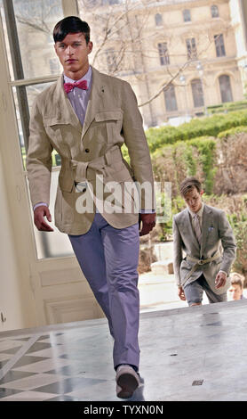 Un modello consente di visualizzare una creazione francese dalla stilista di moda Pierre-Henri Mattout per Dormeuil durante la presentazione della sua primavera/estate 2006 menswear collection a Parigi, lunedì 4 luglio 2005. (UPI foto/Maya Vidon) Foto Stock