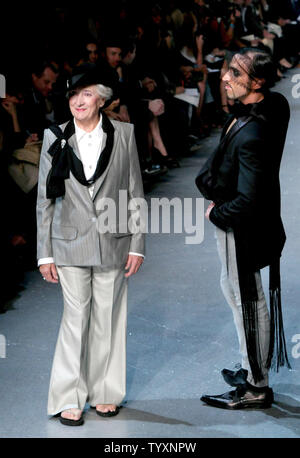 I modelli sport creazioni da British fashion designer John Galliano durante la primavera/estate 2006 ready-to-wear presentazioni delle collezioni a Parigi il 8 ottobre 2005. (UPI foto/William Alix) Foto Stock