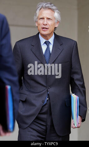 Il Primo ministro francese Dominique de Villepin passeggiate fuori dell'Elysee Palace a Parigi alla fine del cabinet settimanale riunione del marzo 15, 2006. Il presidente francese Jacques Chirac ha difeso de Villepin al di sopra del governo nuovi lavori giovanili del contratto che ha scatenato una ondata di proteste degli studenti. (UPI foto/Maya Vidon) Foto Stock