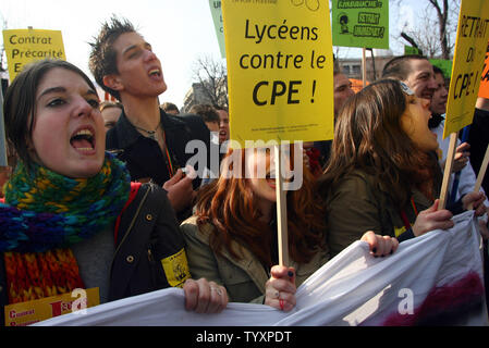 I giovani in attesa di banner e gridare slogan durante una dimostrazione di massa a Parigi il 18 marzo 2006. Alcuni 400.000 i manifestanti hanno preso la strada per protestare contro la realizzazione del primo contratto di lavoro (CPE) applicabili alle persone al di sotto dei 26 che implica am contratto di lavoro può essere terminato entro i primi due anni senza alcuna spiegazione. (UPI foto/Eco Clemente) Foto Stock