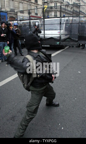 I manifestanti si scontrano con la francese la polizia antisommossa alla fine di uno studente marcia di protesta contro il primo contratto di lavoro di diritto (CPE) a Parigi Martedì 21 marzo, 2006. Le proteste in Francia su una contestazione di occupazione giovanile legge la diffusione da parte delle università di centinaia di scuole secondarie, e non vi sono segni di una diminuzione della lotta tra il governo e l'alleanza degli studenti e dei sindacati. (UPI foto/William Alix) Foto Stock