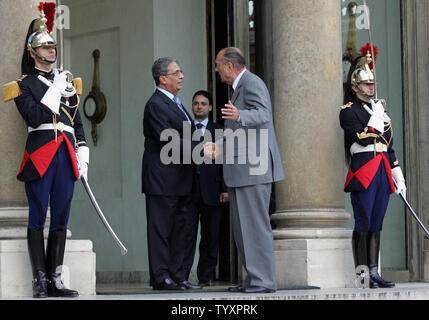 Il presidente francese Jacques Chirac (2R) congeda la visita del leader della Lega Araba, Amr Moussa (2L), sui passi dell'Elysee Palace come della Guardia repubblicana stand presso l'attenzione, a Parigi, 26 aprile 2006. Presso il centro è uno dei Moussa di guardie del corpo. (UPI foto/Str) Foto Stock