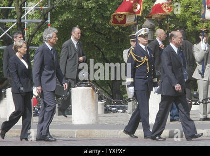 Il presidente francese Jacques Chirac è seguita dal primo ministro Dominique de Villepin (2L) e il ministro della Difesa Michele Alliot-Marie (L) durante la cerimonia della 61th anniversario della sconfitta della Germania nazista durante la Seconda Guerra Mondiale, su dei Campi Elisi a Parigi, 8 maggio 2006. (UPI foto/Eco Clemente) Foto Stock