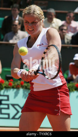 Kim Clijsters prepara il rovescio durante il suo quarto di finale di partita con Martina Hingis all'aperto francese al Roland Garros di Parigi in Francia il 6 giugno 2006. Clijsters avanzate per le semifinali con una retta fissa la vittoria. (UPI Photo/ David Silpa) Foto Stock