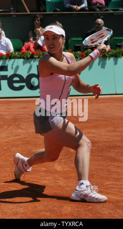 Martina Hingis prepara il rovescio durante il suo quarto di finale di partita con Kim Clijsters all'aperto francese al Roland Garros di Parigi in Francia il 6 giugno 2006. Clijsters avanzate per le semifinali con una retta fissa la vittoria. (UPI Photo/ David Silpa) Foto Stock
