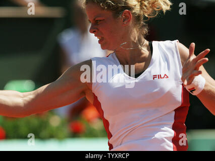 Kim Clijsters colpisce un diretti durante il suo quarto di finale di partita con Martina Hingis all'aperto francese al Roland Garros di Parigi in Francia il 6 giugno 2006. Clijsters avanzate per le semifinali con una retta fissa la vittoria. (UPI Photo/ David Silpa) Foto Stock