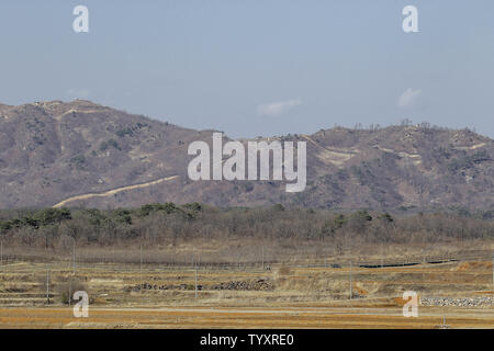 Cheorwon, GANGWON, Corea del Sud. Xi Apr, 2018. Giugno 27, 2019-Cheorwon, Sud Korea-In questa foto è il file foto. prese data è il 11 Aprile 2018Una vista della guerra coreana battaglia di White Horse hill e il controllo civile e la linea di difesa militare in linea Cheorwon, Corea del Sud. White Horse Hill è una punta di freccia Hill sito di bak. Stati Uniti Presidente Donald Trump hanno piallato visita arrowhead Hill in DMZ questo viaggio. Credito: Ryu Seung-Il/ZUMA filo/Alamy Live News