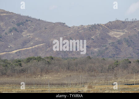 Cheorwon, GANGWON, Corea del Sud. Xi Apr, 2018. Giugno 27, 2019-Cheorwon, Sud Korea-In questa foto è il file foto. prese data è il 11 Aprile 2018Una vista della guerra coreana battaglia di White Horse hill e il controllo civile e la linea di difesa militare in linea Cheorwon, Corea del Sud. White Horse Hill è una punta di freccia Hill sito di bak. Stati Uniti Presidente Donald Trump hanno piallato visita arrowhead Hill in DMZ questo viaggio. Credito: Ryu Seung-Il/ZUMA filo/Alamy Live News