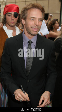 Il produttore Jerry Bruckheimer arriva sul tappeto rosso per la premiere del film "Pirati dei Caraibi: forziere fantasma,' lungo gli Champs Elysees di Parigi in Francia il 6 luglio 2006. (UPI foto/Lazlo Fitz) Foto Stock