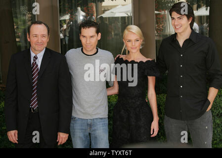 Attore Kevin Spacey (L a R), Direttore Bryan Singer, attrice Kate Bosworth e attore Brandon Routh arrivare ad una conferenza stampa prima della premiere del loro nuovo film "uperman restituisce' a Parigi in Francia il 10 luglio 2006. (UPI foto/David Silpa) Foto Stock