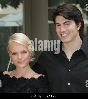 L'attrice Kate Bosworth e attore Brandon Routh arrivare ad una conferenza stampa prima della premiere del loro nuovo film "uperman restituisce' a Parigi in Francia il 10 luglio 2006. (UPI foto/David Silpa) Foto Stock