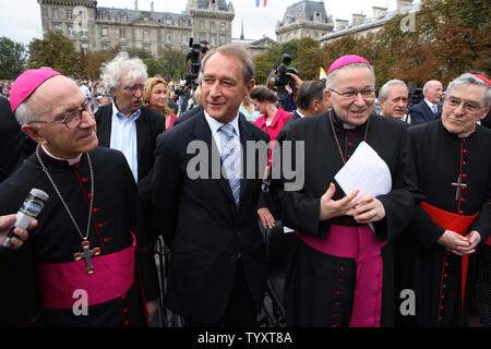 Il francese Arcivescovo di Parigi Cardinale André Vingt-trois, seconda a destra, ex Arcivescovo di Parigi Cardinale Lustiger, destra e Parigi " Partito Socialista del sindaco Bertrand Delanoe, seconda a sinistra, pongono prima della inaugurazione di una nuova piastra di strada nella piazza di fronte alla cattedrale di Notre Dame nel centro di Parigi il 3 settembre 2006 durante una cerimonia per rinominare la spianata dopo il compianto Papa Giovanni Paolo II. La decisione è stata votata attraverso il consiglio di Parigi nel mese di giugno ed ha richiesto una deroga per la città la regola generale che i cinque anni devono passare dopo la morte di personalità di rilievo prima di luoghi pubblici sono n Foto Stock