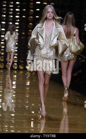Un modello indossa una creazione da parte libanese designer di moda Elie Saab, durante la presentazione della sua pronta da indossare la Primavera/Estate 2007 insieme a Parigi il 8 ottobre 2006. (UPI foto/Eco Clemente) Foto Stock
