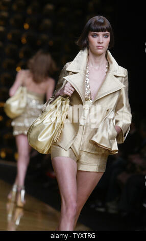 Un modello indossa una creazione da parte libanese designer di moda Elie Saab, durante la presentazione della sua pronta da indossare la Primavera/Estate 2007 insieme a Parigi il 8 ottobre 2006. (UPI foto/Eco Clemente) Foto Stock