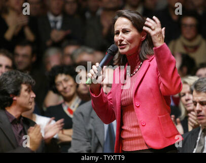 Partito socialista francese speranzoso presidenziali Segolene Royal parla ai tifosi nel corso di una riunione della campagna in una palestra a Parigi il 13 novembre 2006. Royal, il socialista con buone speranze di essere in Francia la prima donna presidente dopo le elezioni di aprile, si è incontrato con i residenti della capitale francese di tre giorni prima del suo partito primari. (UPI foto/Eco Clemente) Foto Stock