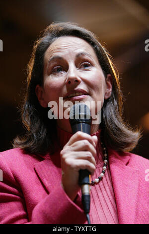 Partito socialista francese speranzoso presidenziali Segolene Royal parla ai tifosi nel corso di una riunione della campagna in una palestra a Parigi il 13 novembre 2006. Royal, il socialista con buone speranze di essere in Francia la prima donna presidente dopo le elezioni di aprile, si è incontrato con i residenti della capitale francese di tre giorni prima del suo partito primari. (UPI foto/Eco Clemente) Foto Stock