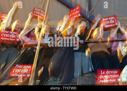 I sostenitori del partito socialista francese speranzoso presidenziali Segolene Royal allietare su come lei lascia alla fine di una campagna incontro ad una palestra a Parigi il 13 novembre 2006. Royal, il socialista con buone speranze di essere in Francia la prima donna presidente dopo le elezioni di aprile, si è incontrato con i residenti della capitale francese di tre giorni prima del suo partito primari. (UPI foto/Eco Clemente) Foto Stock