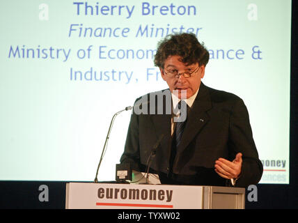 Economia francese e il ministro delle Finanze Thierry Breton offre un discorso durante la conferenza Euromoney a Parigi il 27 novembre 2006. Breton ha detto che i 15 miliardi di dollari il progetto di fusione tra Euronext ed il NYSE Group è stato "ensibly modificati" ma le discussioni tra i due scambi deve continuare. (UPI foto/Eco Clemente) Foto Stock