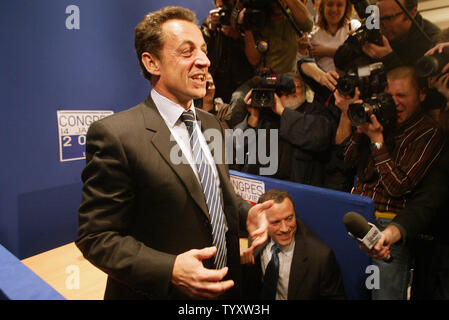 Elezioni presidenziali francesi la speranza, il ministro degli Interni e il leader dell' Unione per un movimento popolare (UMP), Nicolas Sarkozy, viene assaliti dopo la votazione durante il suo partito primarie a Parigi, 10 gennaio 2007. Foto Stock