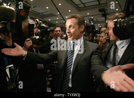 Elezioni presidenziali francesi la speranza, il ministro degli Interni e il leader dell' Unione per un movimento popolare (UMP), Nicolas Sarkozy, viene assaliti dopo la votazione durante il suo partito primarie a Parigi, 10 gennaio 2007. Foto Stock