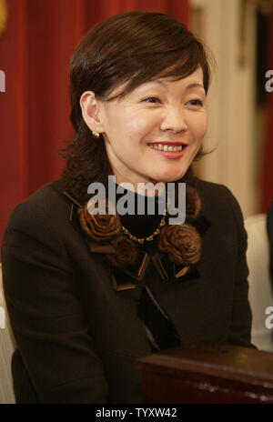 Akie 'Akki' Abe, moglie del Giappone il Primo Ministro Shinzo Abe, soddisfa con studenti francesi giapponese imparante al Royal Monceau Hotel a Parigi, 12 gennaio 2007. Abe allegro e gentile personaggio ha fatto il suo così popolare che molti in Giappone vedere come il suo salvatore e l'ultima speranza per stabilizzare il cabinet di Abe. (UPI foto/Eco Clemente) Foto Stock