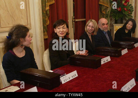Akie 'Akki' Abe, moglie del Giappone il Primo Ministro Shinzo Abe, soddisfa con studenti francesi giapponese imparante al Royal Monceau Hotel a Parigi, 12 gennaio 2007. Abe allegro e gentile personaggio ha fatto il suo così popolare che molti in Giappone vedere come il suo salvatore e l'ultima speranza per stabilizzare il cabinet di Abe. (UPI foto/Eco Clemente) Foto Stock