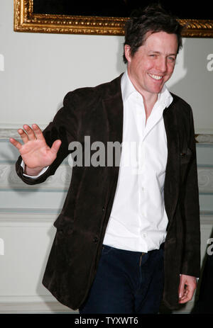 Hugh Grant arriva al Ritz Hotel per promuovere il suo film 'Musica e testi (Le) Come-Back' a Parigi in Francia il 1 marzo 2007. (UPI foto/David Silpa) Foto Stock