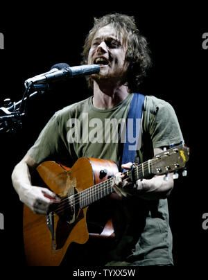 Il cantante Damien Rice esegue in concerto a Le Grand Rex di Parigi il 19 marzo 2007. (UPI foto/David Silpa) Foto Stock