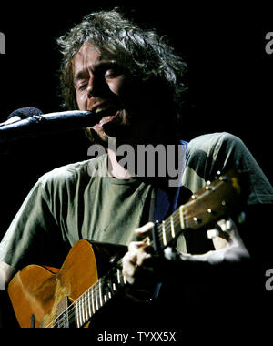 Il cantante Damien Rice esegue in concerto a Le Grand Rex di Parigi il 19 marzo 2007. (UPI foto/David Silpa) Foto Stock